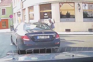 Řidička srazila cyklistu s dětmi | Odchyceno na dashcam
